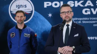 19.12.2025. Astronauta Sławosz Uznański-Wiśniewski (L) oraz minister nauki i szkolnictwa wyższego Marcin Kulasek (P) podczas konferencji prasowej po zakończeniu finałowego spotkania ze Sławoszem Uznańskim-Wiśniewskim w ramach trasy „IGNIS - Polska sięga gwiazd”, 19 bm. w holu Pałacu Kazimierzowskiego na Kampusie Głównym UW. Trasa zostałą zrealizowana przez Ministerstwo Rozwoju i Technologii, Ministerstwo Nauki i Szkolnictwa Wyższego oraz Polską Agencję Kosmiczną we współpracy z Europejską Agencją Kosmiczną. PAP/Rafał Guz