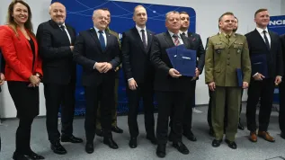  18.12.2025. Wiceminister nauki i szkolnictwa wyższego prof. Marek Gzik (3L), wiceminister obrony narodowej Cezary Tomczyk (4L), dyrektor NCBR prof. Jerzy Małachowski (2L) i dyrektor Wojskowego Instytutu Technicznego Uzbrojeniana płk dr inż. Paweł Sweklej (2P) na konferencji prasowej w siedzibie NCBR w Warszawie, 18 bm. Temat spotkania: Kolejne rozstrzygnięcia w programie PERUN – dodatkowe 260 mln zł na projekty z zakresu bezpieczeństwa i obronności państwa. (ad) PAP/Piotr Nowak