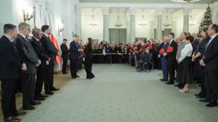  07.01.2026. Prezydent RP Karol Nawrocki (2L) podczas uroczystości w Pałacu Prezydenckim w Warszawie, 7 bm. Ponad 140 pracowników nauki i sztuki odbierze z rąk prezydenta nominacje profesorskie. PAP/Paweł Supernak