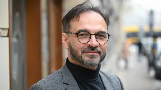 , 02.02.2026. Na zdjęciach z 29.01.2026. dr Konrad Maj z Centrum HumanTech, Uniwersytetu SWPS przed siedzibą Polskiej Agencji Prasowej w Warszawie. Konrad Maj był gościem Studia PAP. (ad) PAP/Radek Pietruszka