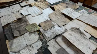 Kamień Pomorski, 23.02.2026. Pezentacja nowo odkrytych przedwojenych dokumentów, 23 bm. w Muzeum Historii Ziemi Kamieńskiej w Kamieniu Pomorskim. Pochodzące prawdopodobnie z lat 30. XX wieku. dokumenty oraz matryca drukarska zostały odkryte podczas prac porządkowych prowadzonych na strychu w przedwojennym budynku przy ul. Kościuszki 3 w Kamieniu Pomorskim (dawnym Cammin in Pommern). PAP/Marcin Bielecki