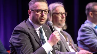 23.02.2026. Minister nauki i szkolnictwa wyższego dr inż. Marcin Kulasek podczas sesji inauguracyjnej XXXIII edycji konferencji Welconomy Forum in Toruń, 23 bm. Organizatorem konferencji jest Stowarzyszenie "Integracja i Współpraca". (aldg) PAP/Tytus Żmijewski