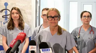 03.03.2026. Pediatra, endokrynolog i diabetolog dziecięcy, koordynatorka programu „Odważna 8” prof. Elżbieta Petriczko (C) podczas konferencji prasowej w Uniwersyteckim Szpitalu Klinicznym nr 1 PUM w Szczecinie, 3 bm. W szpitalu rozpoczęło działalność Uniwersyteckie Centrum Leczenia Otyłości u Dzieci, w ramach którego przyjęto już pierwszych młodych pacjentów. (mr) PAP/Marcin Bielecki