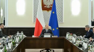 10.03.2026. Premier Donald Tusk (C) na posiedzeniu rządu w siedzibie KPRM w Warszawie. PAP/Piotr Nowak