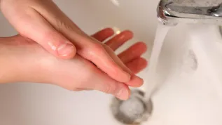 13.11.2024. Mycie rąk. PAP/Szymon Pulcyn