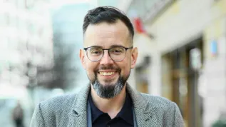 19.03.2026. Na zdjęciu z 11 bm. medioznawca prof. Karol Jachymek przed siedzibą Polskiej Agencji Prasowej w Warszawie. Prof. Karol Jachymek był gościem Studia PAP. PAP/Szymon Pulcyn