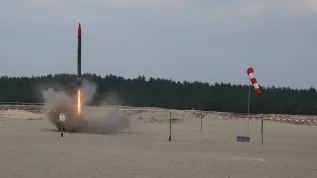 Chechło, 19.04.2026. Finał konkursu naukowego CanSat 2026 dla uczniów szkół ponadpodstawowych na Pustyni Błędowskiej w okolicach miejscowości Chechło, 19 bm. CanSat to międzynarodowy konkurs Europejskiej Agencji Kosmicznej (ESA). Wyzwanie polega na budowaniu symulatorów małych sond kosmicznych i przeprowadzaniu za ich pomocą badań naukowych. PAP/Łukasz Gągulski