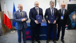  Kraków, 26.05.2026. Prezes Zarządu Selvia S.A. Bogusław Sieczkowski (2P), dyrektor Narodowego Centrum Badań i Rozwoju prof. Jerzy Małachowski (2L), pełnomocnik prorektora Collegium Medicum ds. nauki i infrastruktury na Uniwersytecie Jagiellońskim prof. dr hab. med. Rafał Olszanecki (P) i wiceminister nauki i szkolnictwa wyższego prof. dr. hab. inż. Marek Gzik (L) na podpisaniu umowy z Selvita S.A. w ramach konferencji prasowej inaugurującej projekt  „Wzrost potencjału polskiej gospodarki w zakresie innowacyjnych terapii i leków przyszłości poprzez rozwój Centrum B+R oraz metod i narzędzi badawczych” w Krakowie. PAP/Łukasz Gągulski