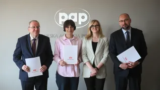 Warszawa, 26.05.2026. Dyrektor generalny PAP Marek Błoński (P), rektor Uniwersytetu Wrocławskiego prof. dr hab. Robert Olkiewicz (L), prezes zarządu Fundacji Polskiej Agencji Prasowej Magdalena Chodak (2L) oraz członek zarządu Fundacji Polskiej Agencji Prasowej Magdalena Żuk (2P) w siedzibie PAP w Warszawie, 26 bm. PAP i Fundacja Polskiej Agencji Prasowej oraz Uniwersytet Wrocławski podpisały porozumienie o współpracy. (jm) PAP/Marcin Obara