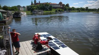Kraków, 28.05.2026. Wodowanie najnowszej łodzi solarnej zespołu AGH Solar Boat o nazwie „Delta” na barce Aquarius przy Bulwarze Czerwieńskim w Krakowie, 28 bm. 6-metrowa „Delta” to trzecia łódź solarna w historii koła. (jm) PAP/Łukasz Gągulski