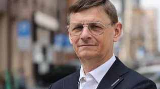 Warszawa, 18.05.2026. Na zdjęciu z 15 bm. dyrektor ds. międzynarodowych w Creotech Instruments SA, były prezes Polskiej Agencji Kosmicznej (POLSA) prof. Grzegorz Wrochna przed siedzibą Polskiej Agencji Prasowej w Warszawie. Grzegorz Wrochna był gościem Studia PAP. (amb) PAP/Albert Zawada