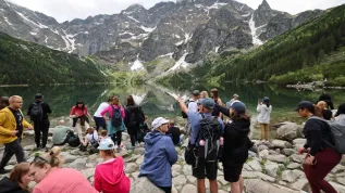 Turyści nad Morskim Okiem w Tatrachm długi weekend (amb) PAP/Grzegorz Momot 