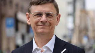 18.05.2026. Na zdjęciu dyrektor ds. międzynarodowych w Creotech Instruments SA, były prezes Polskiej Agencji Kosmicznej (POLSA) prof. Grzegorz Wrochna przed siedzibą Polskiej Agencji Prasowej w Warszawie. PAP/Albert Zawada