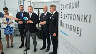 Od lewej: prezes Polskiej Agencji Kosmicznej Marta Wachowicz, wiceprezes PGZ Jan Grabowski, podsekretarz stanu w Ministerstwie Aktywów Państwowych Konrad Gołota, prezes zarządu Polskiej Grupy Zbrojeniowej Adam Leszkiewicz i prezes zarządu OBR CTM S.A. Marcin Wiśniewski na otwarciu budynku Centrum Elektroniki Militarnej w Gdyni (aldg) PAP/Andrzej Jackowski