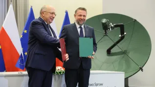 Warszawa, 21.07.2026. Minister spraw wewnętrznych i administracji Marcin Kierwiński (P) oraz Europejski Komisarz ds. obrony i przestrzeni kosmicznej Andrius Kubilius (L) podczas uroczystości podpisania umowy dot. udziału Polski w budowie konstelacji satelitarnej IRIS2, 21 bm. w siedzibie MSWiA w Warszawie. Infrastructure for Resilience, Interconnectivity and Security by Satellite (RIS2) to projekt Unii Europejskiej, przewidujący umieszczenie na niskiej i średniej orbicie okołoziemskiej prawie 300 satelitów, które mają zapewnić stabilny i bezpieczny system łączności satelitarnej dla rządów, firm i obywateli UE. (jm) PAP/Leszek Szymański