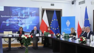 23.07.2026. Marszałek Senatu Małgorzata Kidawa-Błońska (L), senator KO Halina Bieda (3L), dyrektor Centum Informacyjnego Senatu Izabela Morawska (3P), dyrektor generalny PAP Marek Błoński (2P), wiceminister cyfryzacji Paweł Olszewski (2L) i redaktor naczelny Polskiego Radia Paweł Majcher (P) podczas powołania Komitetu Programowego Roku Świadomości i Bezpieczeństwa Informacyjnego w Senacie, 23 bm. (aldg) PAP/Leszek Szymański