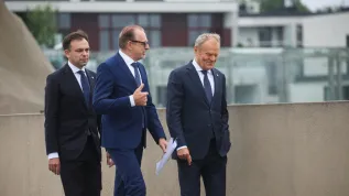 Warszawa, 13.07.2026. Premier Donald Tusk (P), minister finansów i gospodarki Andrzej Domański (L) oraz dyrektor generalny Europejskiej Agencji Kosmicznej Josef Aschbacher (C) w drodze na konferencję prasową, 13 bm. w stołecznym Centrum Nauki Kopernik. Spotkanie dot. ogłoszenia siedziby Centrum Europejskiej Agencji Kosmicznej w Polsce. PAP/Leszek Szymański