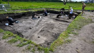 Wolin, 15.07.2026. Zespół archeologów z Polski i Danii prowadzi drugi sezon prace na Srebrnym Wzgórzu w Wolinie, 15 bm. To kontynuacja rozpoczętego w zeszłym roku trzyletniego projektu badawczego prowadzonego przez naukowców Instytutu Archeologii i Etnologii Polskiej Akademii Nauk i Uniwersytetu w Aarhus. Wykopaliska mają służyć lepszemu poznaniu historii tutejszego portu, który we wczesnym średniowieczu był ważnym ośrodkiem handlowym na Bałtyku i centrum relacji między Słowianami a Skandynawami. Badania prowadzone na obecnym poziomie obejmują okres X wieku, lecz najbardziej interesującymi są warstwy leżące poniżej z IX i VIII w. W ubiegłym roku udało się odkryć cztery chaty oddzielone rowami odwadniającymi. Znaleziono też paciorki bursztynowe, ozdoby metalowe i liczne przedmioty codziennego użytku w tym naczynia gliniane w różnych formach, gliniane przęśliki czy osełki z kamieniołomów znajdujących się w Norwegii. (dw) PAP/Marcin Bielecki