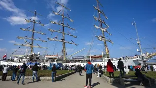 Uroczyste wyjście z portu w Gdyni szkolnej fregaty „Dar Młodzieży”. Jednostka wyruszyła w rejs do Stanów Zjednoczonych, realizowany w ramach wydarzenia Sail 250 z okazji 250-lecia niepodległości USA. (amb) PAP/Adam Warżawa