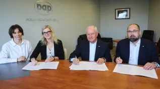 Warszawa, 20.08.2026. Dyrektor generalny PAP Marek Błoński (P), rektor KUL ks. prof. Mirosław Kalinowski (2P), prezes zarządu Fundacji Polskiej Agencji Prasowej Magdalena Chodak (L) oraz członek zarządu Fundacji Polskiej Agencji Prasowej Magdalena Żuk (2L) w siedzibie PAP w Warszawie, 20 bm. PAP i Fundacja Polskiej Agencji Prasowej oraz Katolicki Uniwersytet Lubelski Jana Pawła II podpisały porozumienie o współpracy.  PAP/Leszek Szymański