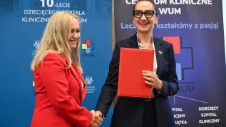 26.08.2026. Minister Zdrowia Jolanta Sobierańska-Grenda (L) oraz dyrektor UCK WUM Marzena Kowalczyk (P) podczas uroczystości wręczenia Certyfikatu Akredytacyjnego Ministerstwa Zdrowia przyznanego Uniwersyteckiemu Centrum Klinicznemu Warszawskiego Uniwersytetu Medycznego, 26 bm. w Dziecięcym Szpitalu Klinicznym UCK WUM w Warszawie. (jm) PAP/Radek Pietruszka