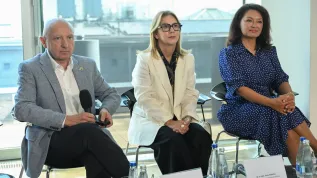 27.08.2026. Kierownik Kliniki Pulmonologii Ogólnej i Onkologicznej Uniwersytetu Medycznego w Łodzi prof. Adam Antczak (L), adiunkt w Katedrze i Zakładzie Profilaktyki Zdrowotniej UM w Poznaniu dr Ilona Małecka (C) oraz Kierownik Zakładu Medycyny Społecznej Zdrowia Publicznego i Wydziału Lekarskiego Warszawskiego Uniwersytetu Medycznego prof. Aneta Nitsch-Osuch (P) podczas konferencji prasowej Ogólnopolskiego Programu Zwalczania Chorób Infekcyjnych poświęconej przygotowaniu systemu ochrony zdrowia do nadchodzącego sezonu infekcyjnego 2026/2027, 27 bm. w Warszawie. PAP/Radek Pietruszka
