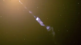 Eliptyczna galaktyka M87 emitująca dżet, w obrazie z teleskopu Hubble'a (z powodu dużego kąta pomiędzy dżetem a linią wzroku centrum nie jest jednak klasyfikowane jako blazar!) Wikipedia, domena publiczna