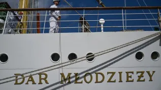 Fregata „Dar Młodzieży” zacumowała w Porcie Gdynia po ponad pięciu miesiącach rejsu (ad) PAP/Adam Warżawa