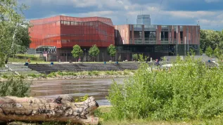 09.05.2025. Widok na Centrum Nauki Kopernik z prawego brzegu Wisły. PAP/Szymon Pulcyn