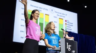 Laureatki Ig Nobla Agnieszka Sorokowska (L) i Ilona Croy (P) podczas 36. dorocznej ceremonii wręczenia Ig Nobli w Zurich Convention Center w Zurychu, Szwajcaria, 3 września 2026 r. Fot. EPA/CLAUDIO THOMA Dostawca: PAP/EPA.