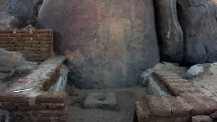 Petroglif prawdopodobnie przedstawiający władcę, fot. C. Calaforra-Rzepka, obraz po obróbce uwydatniającej szczegóły (za Antiquity).