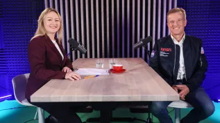 Warszawa, 09.10.2026. Na zdjęciu z 7 bm. menedżer misji kosmicznych NASA Artur B. Chmielewski i dziennikarka Agnieszka Kliks-Pudlik w siedzibie Polskiej Agencji Prasowej w Warszawie. Artur B. Chmielewski był gościem Studia PAP. (ad) PAP/Leszek Szymański
