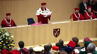 Kraków, 16.10.2026. Rektor UPJPII ks. prof. dr hab. Robert Tyrała (2L) podczas inauguracji roku akademickiego 2026/2027 Uniwersytetu Papieskiego Jana Pawła II na terenie na terenie nowego kampusu UPJPII w Krakowie, 16 bm. (jm) PAP/Łukasz Gągulski