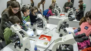 Lublin, 13.01.2017. Warsztaty, pokazy i zajęcia laboratoryjne podczas Nocy Biologów w laboratoriach Katolickiego Uniwersytetu Lubelskiego w Lublinie. PAP/Wojciech Pacewicz