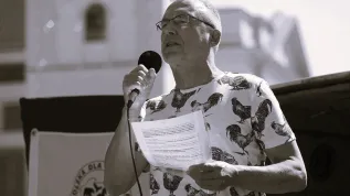 Warszawa, 24.08.2019. Prof. Andrzej Elżanowski przemawia po zakończonym Marszu na Rzecz Praw Zwierząt. PAP/Paweł Supernak