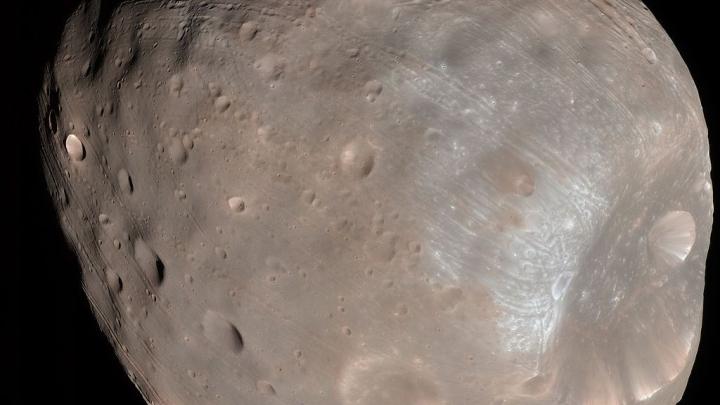 Phobos, zdjęcie przekazane przez sondę Mars Reconnaissance Orbiter w 2008 r.