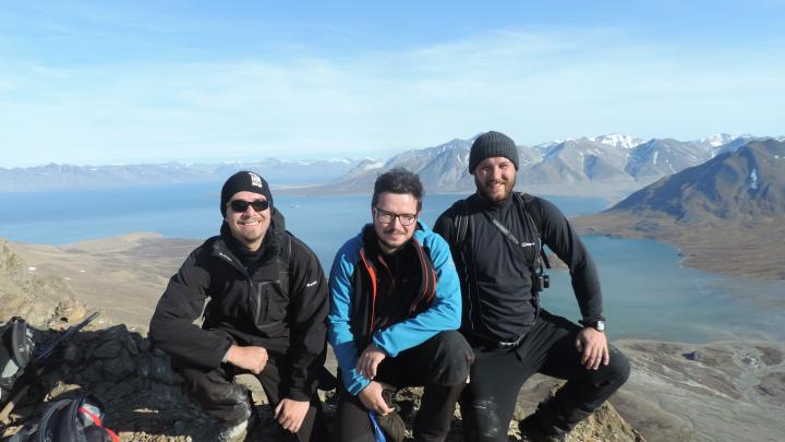Zespól badawczy dr Strzeleckiego w trakcie prac terenowych na Spitsbergenie finansowanych przez FNP. Źródło: Mateusz Strzelecki 