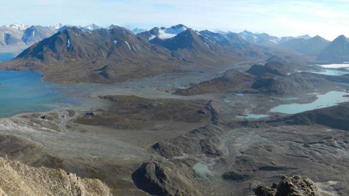 Wybrzeża arktyczne reagujące na zanikanie lodowców i tajanie wieloletniej zmarzliny - Bellsund Svalbard