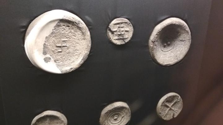 Swastyka na dnie naczynia z okresu średniowiecza odkryta w czasie wykopalisk na Wawelu. Symbol zapewne oznaczał warsztat, w którym wykonano naczynie. Tysiąc lat później swastyka nabrała innego złowieszczego znaczenia. Fot. S. Zdziebłowski 