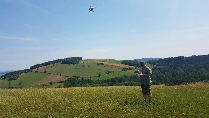 Michał Pisz w czasie wykonywania zdjęć lotniczych dronem (fot. archiwum prywatne)