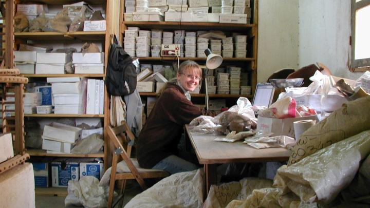 Dr hab. Anna Wodzińska przy pracy w magazynie z setkami tysięcy skorup ceramicznych, fot. archiwum prywatne