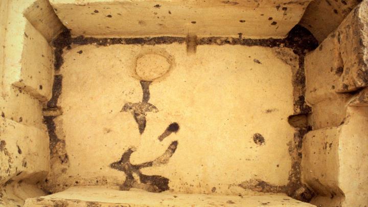 Wnętrze komory grobowej kurhanu w czasie wykopalisk, for. R. Naglik