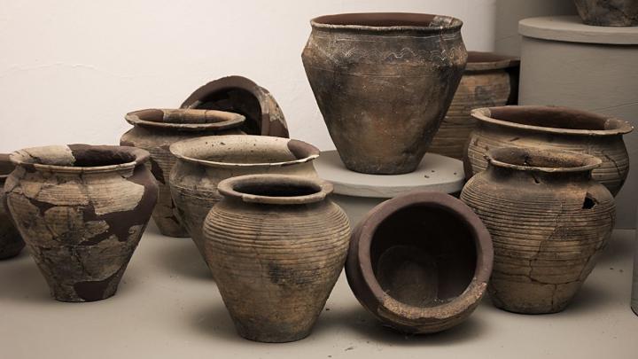 Wczesnośredniowieczne naczynia gliniane z rezydencjonalno-stołecznego grodu na Ostrowie Lednickim fot. Mariola Jóźwikowska