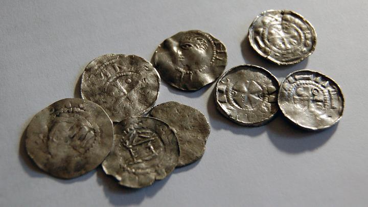 Prefectura de Varmia y Masuria/ Un tesoro de monedas medievales llegó al museo de Ostroda