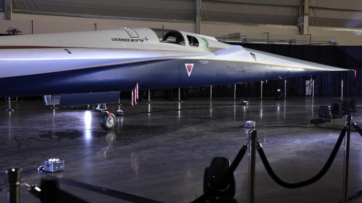 Un avion experimental NASA conceput pentru a permite zboruri comerciale supersonice a fost expus