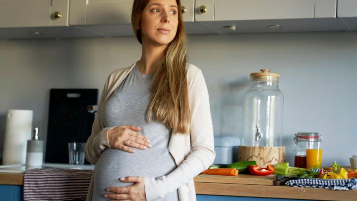 Femeile însărcinate ar trebui să evite alimentele ultraprocesate din cauza ftalatilor