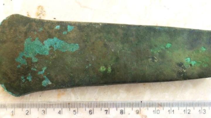 Lubelski/ Un investigador encontró en el bosque un hacha de cobre de hace 6.000 años.  Años
