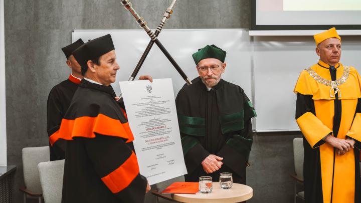 El profesor Vitold Bedrich, experto en inteligencia artificial, recibió el doctorado honoris causa de la Universidad Tecnológica de Lublin