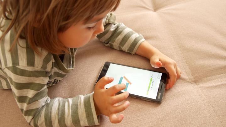 Często korzystanie ze smartfonów w obecności dzieci może zaburzać ich rozwój