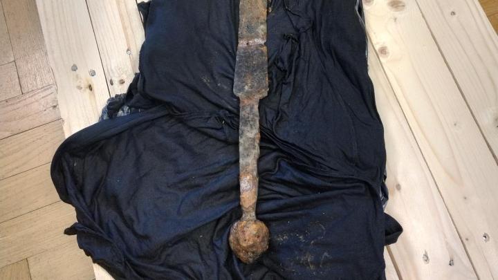 Warszawa/ Średniowieczny miecz znaleziony w Wiśle